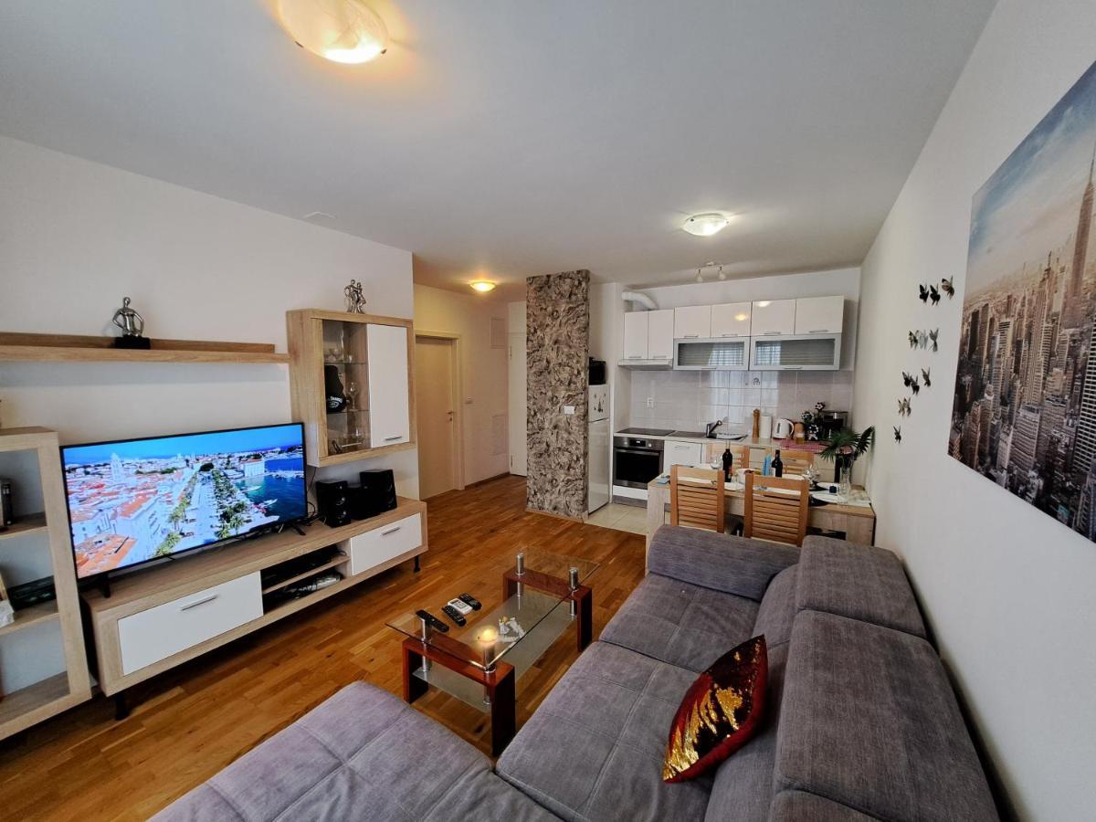 Mariposa, Apartment With Balcony, Private Parking In The Garage, Near The Biggest Shopping Center Mall Of Split Dış mekan fotoğraf